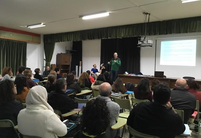 La Asociación de  Animales de Berja visita la  Escuela Oficial de Idiomas de  El Ejido