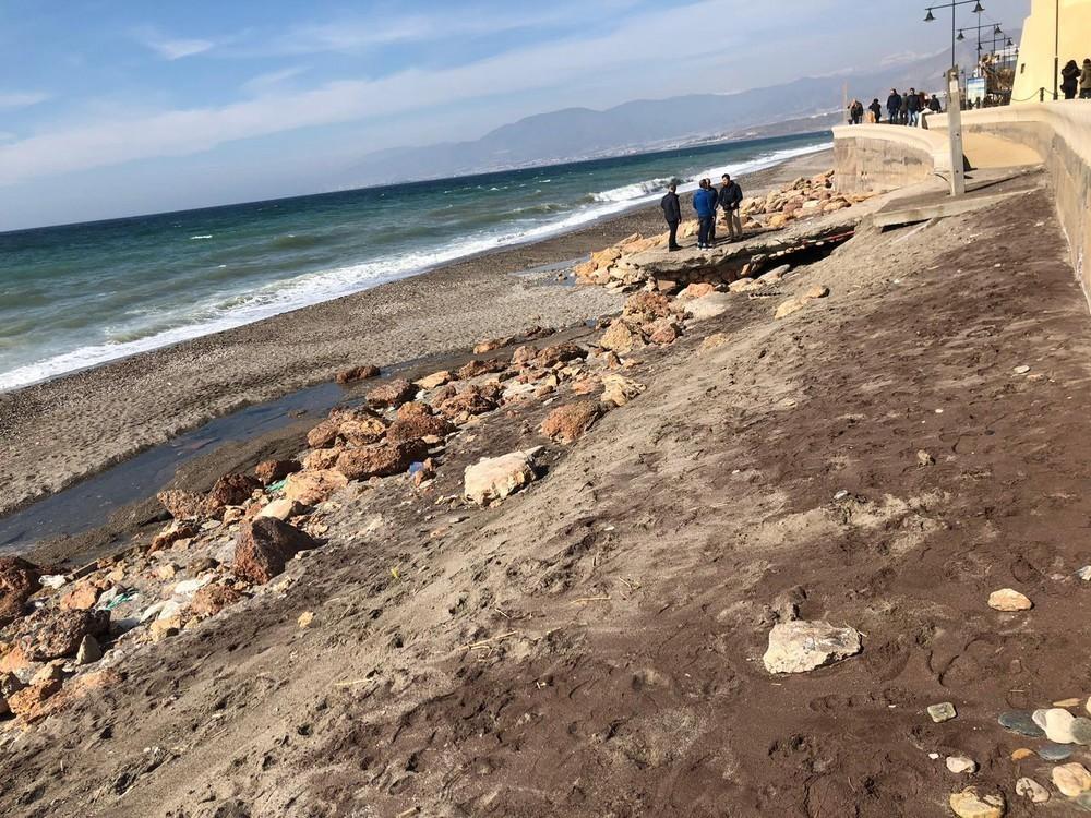 Costas ejecutará obras de emergencia en el Paseo Marítimo y la playa de Balerma