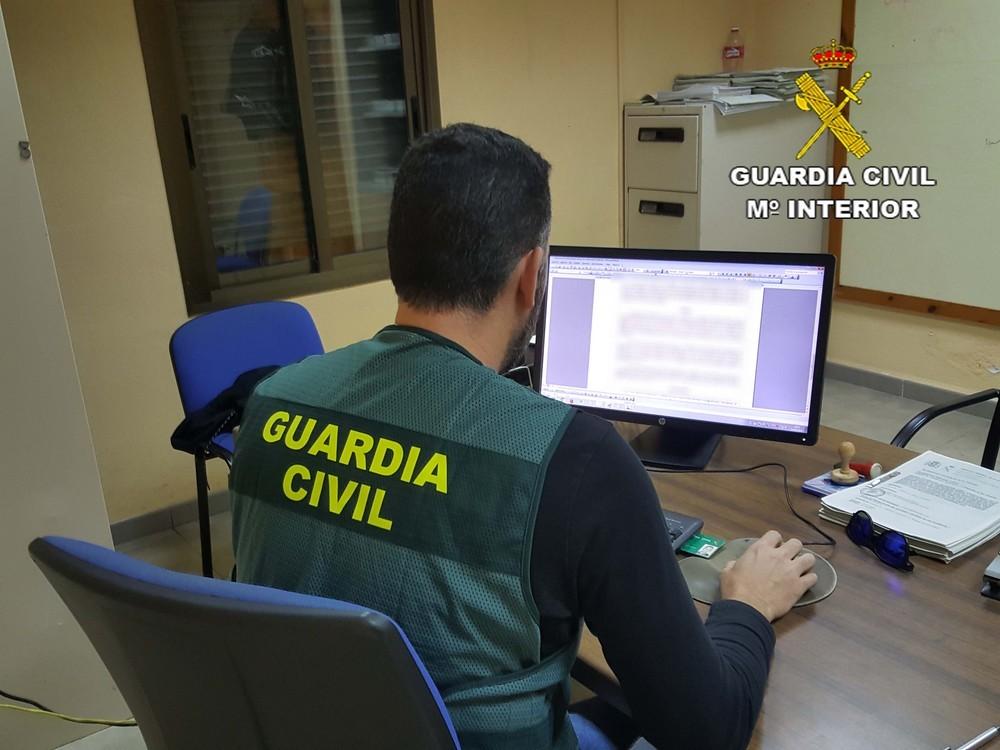 La Guardia Civil detiene a los autores de un delito de robo con violencia y un delito de lesiones en la “Urba” de Roquetas de Mar