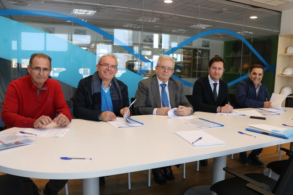 Firmada la adenda que permitirá incluir modificaciones en el convenio que regula la financiación y explotación de la Desaladora