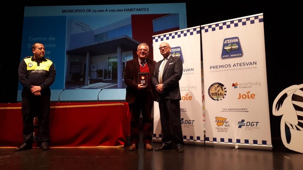 Antonio Bonilla recibe el Premio a las Buenas Prácticas concedido por ATESVAN al Centro de Educación Vial de Vícar