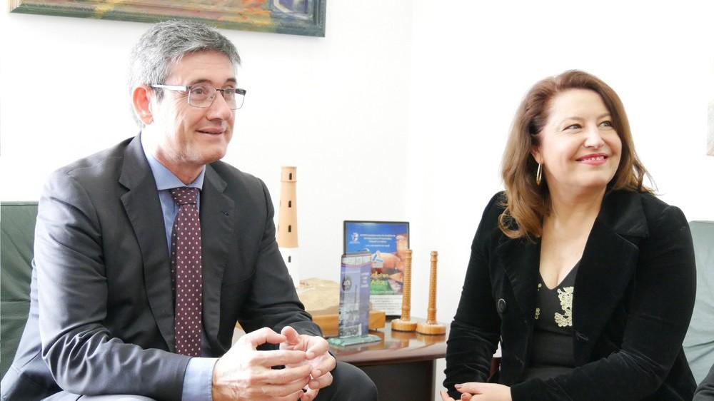 Carmen Crespo ha mantenido un encuentro institucional con la corporación local de Adra, encabezada por el alcalde Manuel Cortés