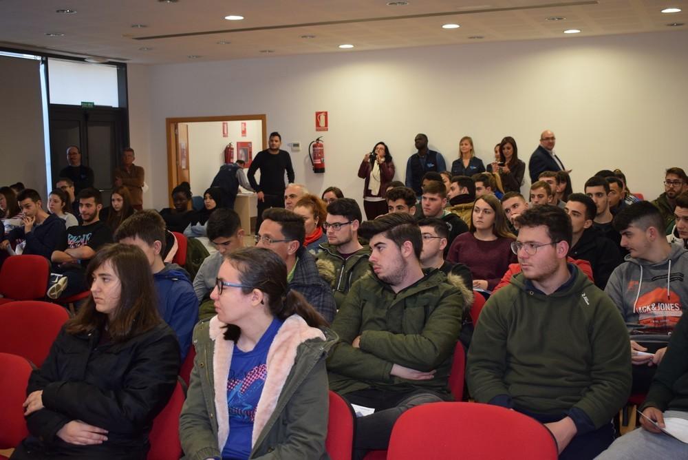 Un centenar de jóvenes de Vícar reciben apoyo para la búsqueda de empleo, mediante el uso de las nuevas tecnologías digitales