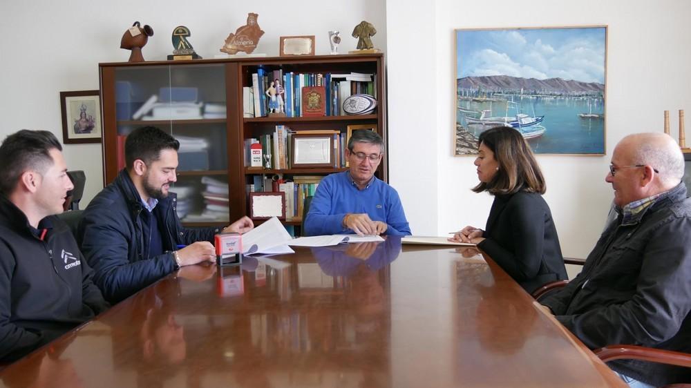 El alcalde de Adra firma el contrato para la incorporación de cuatro nuevos vehículos al Área de Servicios