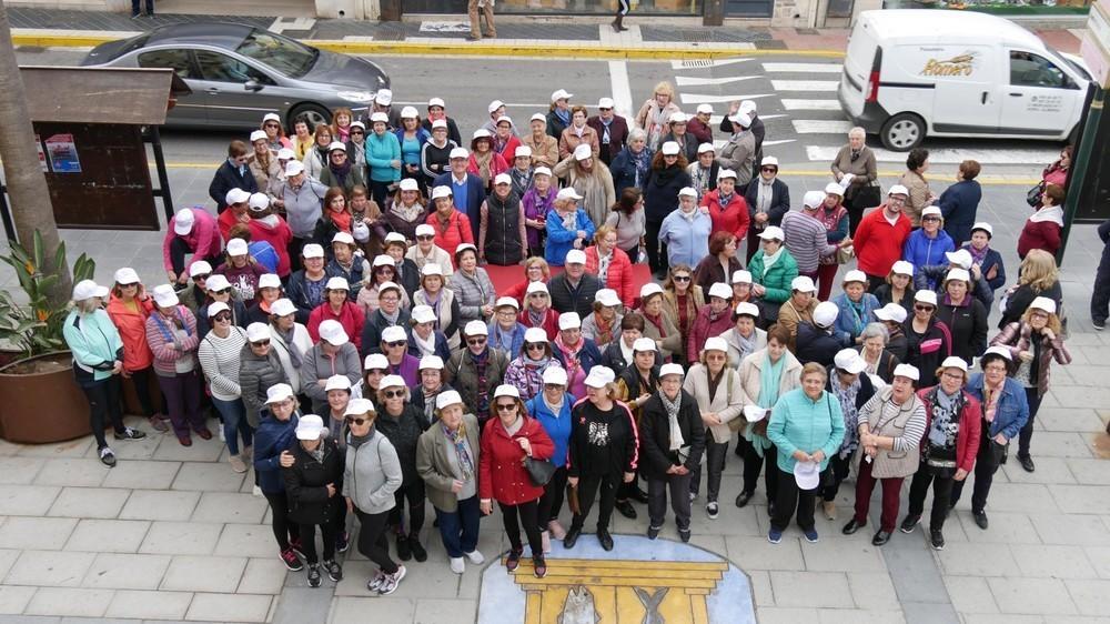 Mujeres abderitanas realizan una caminata para reivindicar la igualdad