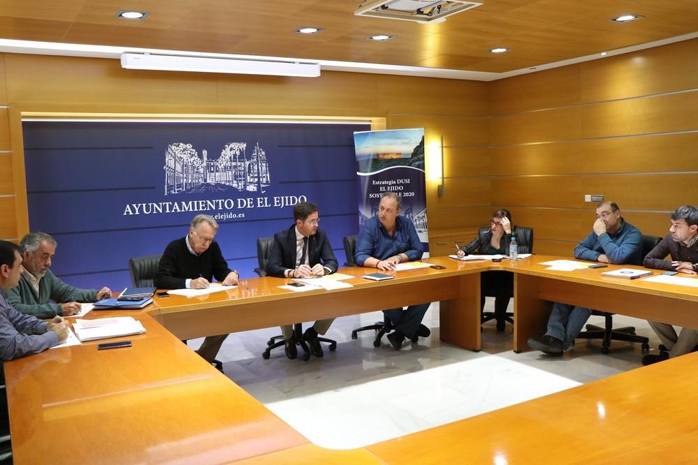 El equipo de Gobierno ejidense celebra una reunión técnica para analizar el cronograma de ejecución de los proyectos de la EDUSI