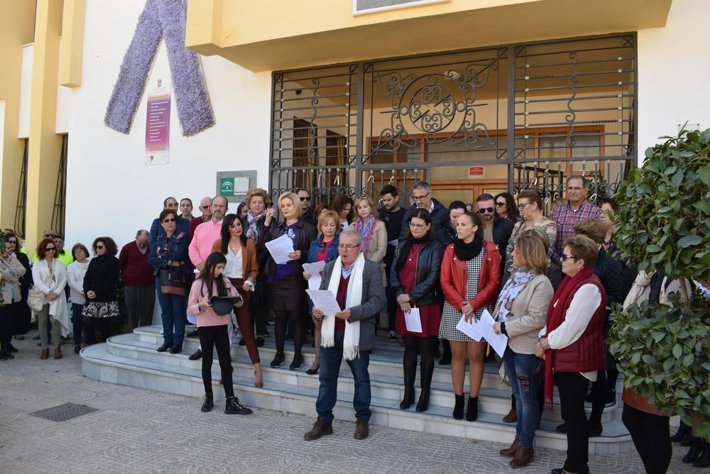 Ayuntamiento y personal municipal de Vícar secundan el paro de dos horas de la huelga feminista