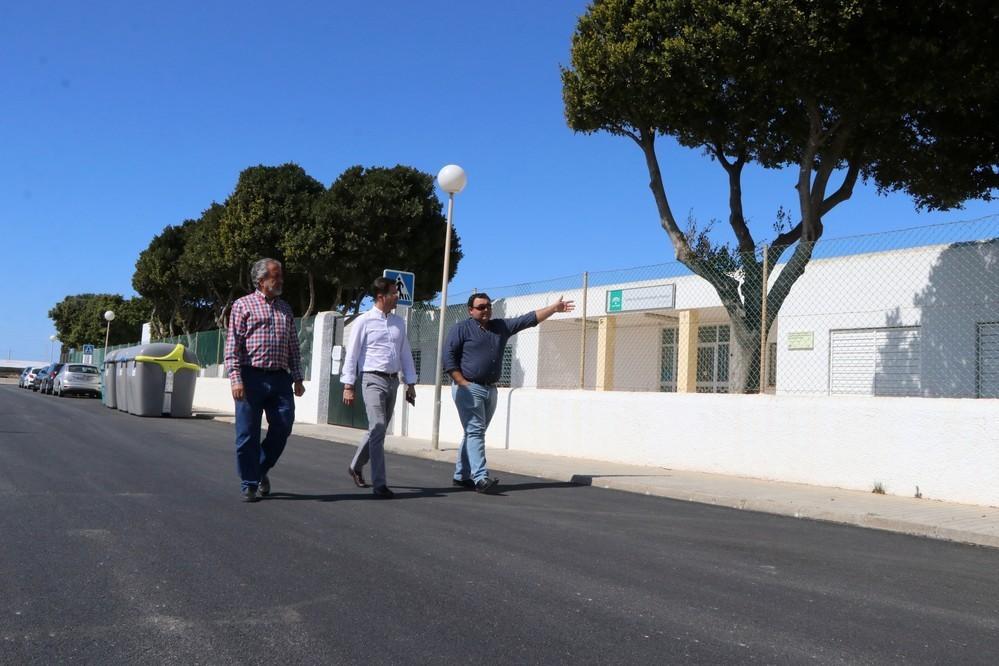 El equipo de gobierno refuerza el pavimento en las calles principales de San Agustín para ganar en seguridad vial