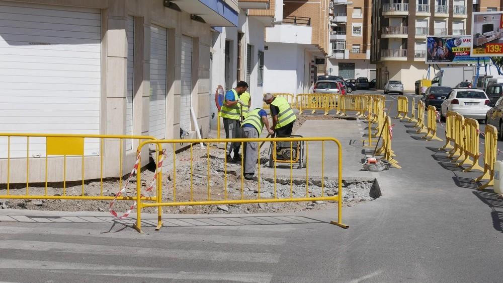 Ayuntamiento de Adra efectúa obras de ampliación de acerado en la Avenida del Mediterráneo