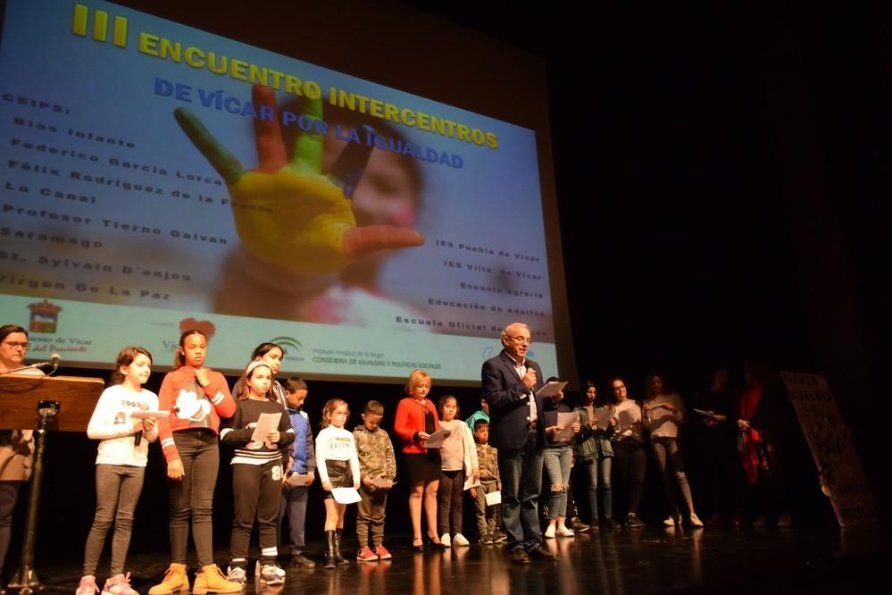 Unos 350 escolares proclaman su compromiso por una sociedad igualitaria en el III Acto Intercentros por la Igualdad de Vícar