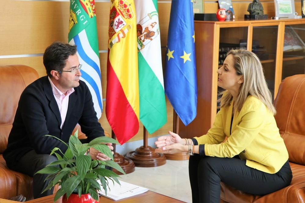 La delegada del Gobierno traslada a Góngora su compromiso por solventar los principales problemas de El Ejido