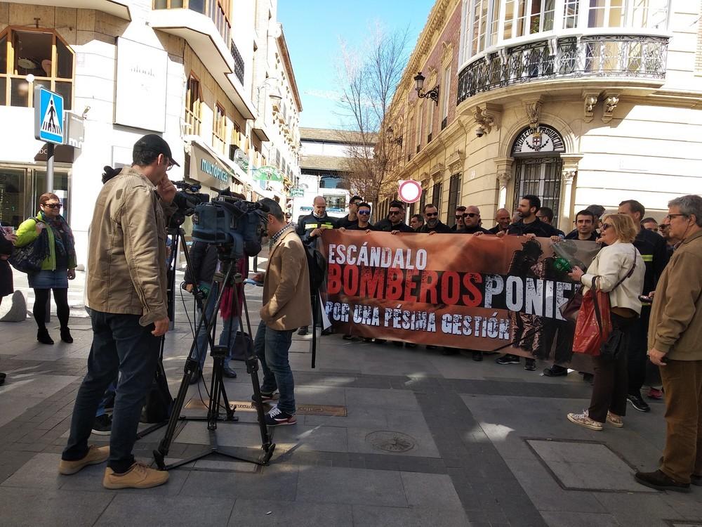 Los bomberos del Poniente Almeriense se concentran ante las “graves carencias” del servicio