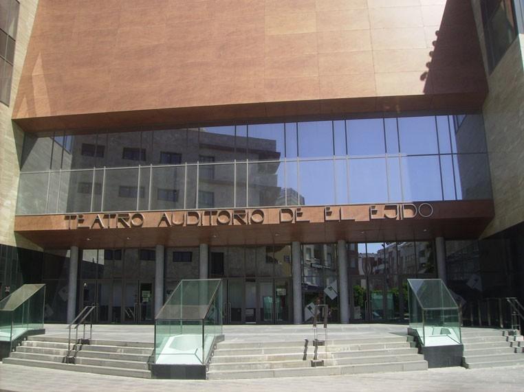 El Auditorio de El Ejido acogió un encuentro sobre el libro ¿¡Si lo hubiera sabido antes?!