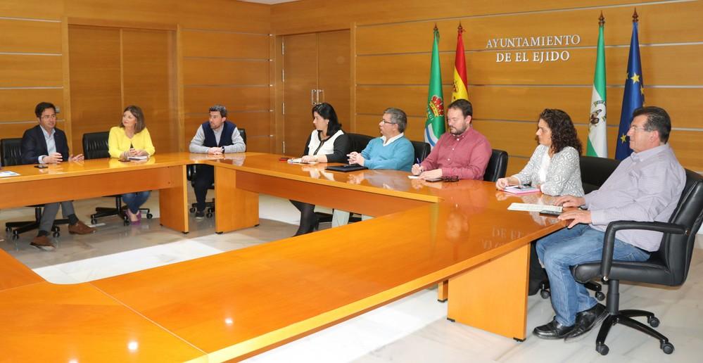 Góngora presenta a la oposición el proyecto de mejora de todo el centro urbano de El Ejido