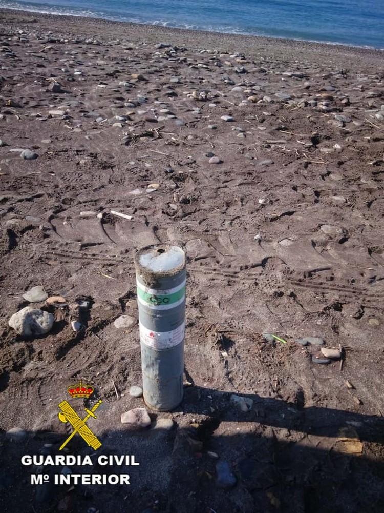 La Guardia Civil se hace cargo de una bengala de señalización localizada en la playa de Balerma