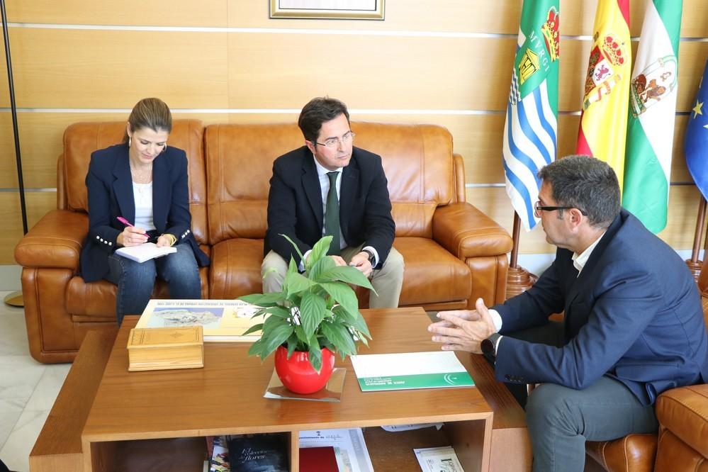 El alcalde y el nuevo gerente de Distrito Sanitario de Poniente analizan las necesidades de la Atención Primaria en El Ejido