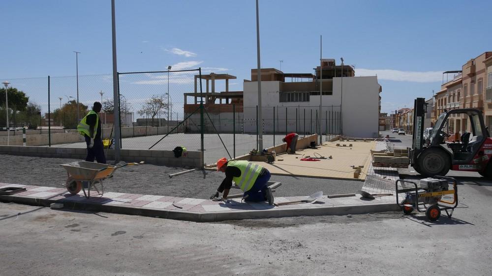 En marcha las obras de adecuación del entorno de la pista polideportiva de La Curva en la calle Sevilla