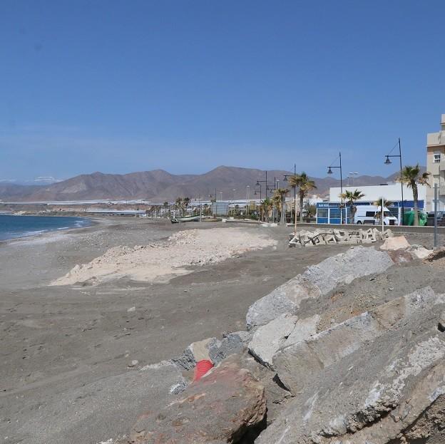 El alcalde solicita a Costas celeridad en el estudio del CEDEX y la reconstrucción del Paseo Marítimo de Balerma