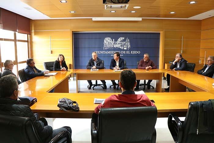 Ayuntamiento, Junta Local y Plataforma piden una solución estructural a la regresión del frente costero de Balerma