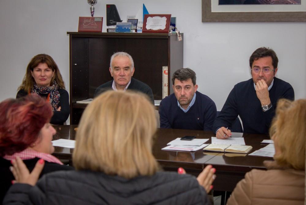 El alcalde se reúne con vecinos de Balerma para trasladarles el trabajo conjunto de Ayuntamiento y Plataforma para solucionar el deterioro de la costa