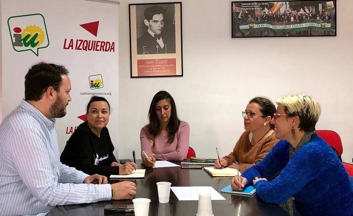 IU El Ejido llevará a cabo las reivindicaciones de la Asociación Guantes de Colores cuando llegue al gobierno municipal