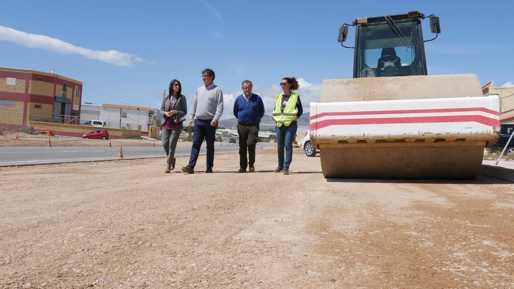 Obras de pavimentación en los márgenes de Carretera de Almería a su paso por Venta Nueva