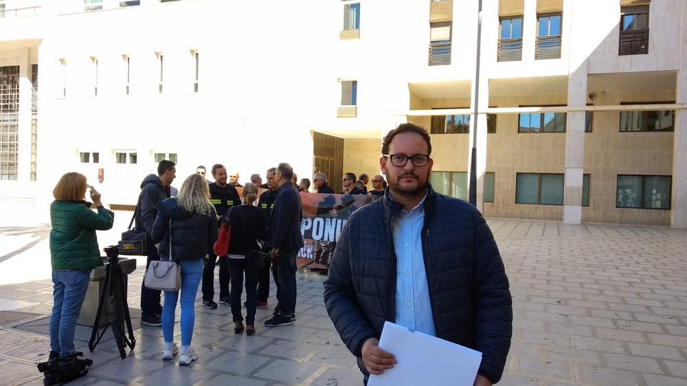 IU El Ejido se compromete a llevar a cabo las reclamaciones de los bomberos del Poniente cuando gobiernen a partir de mayo
