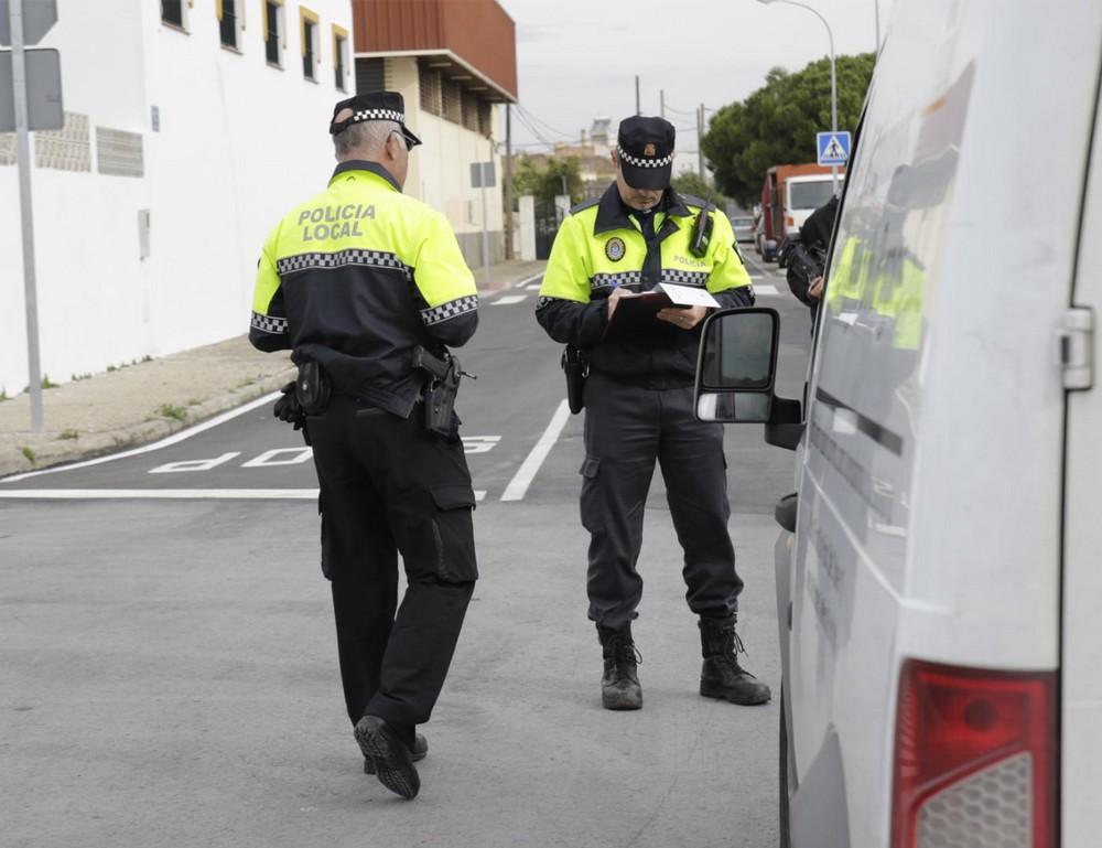 Un 4,6% de los 1.518 vehículos controlados por la Policía Local de Vícar superaron los límites en vía urbana