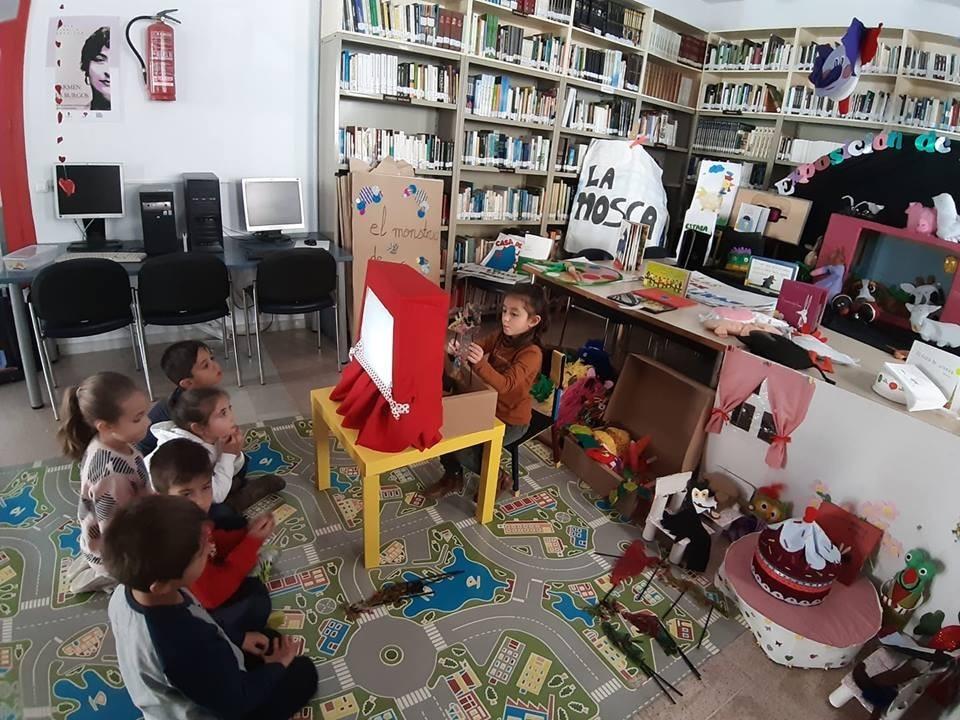 La exposición Libros y Cuentos Infantiles finaliza su recorrido visitando la Biblioteca Municipal 'Carmen de Burgos'