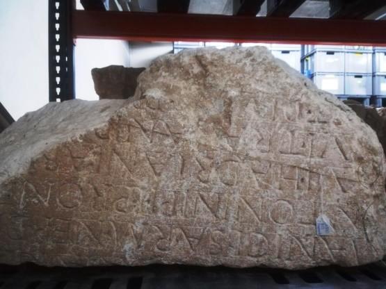 Athena pide al Ayuntamiento de El Ejido que se exponga en el CAEE el pedestal de Caracalla y que se active la excavación de Ciavieja y la factoría romana de salazones