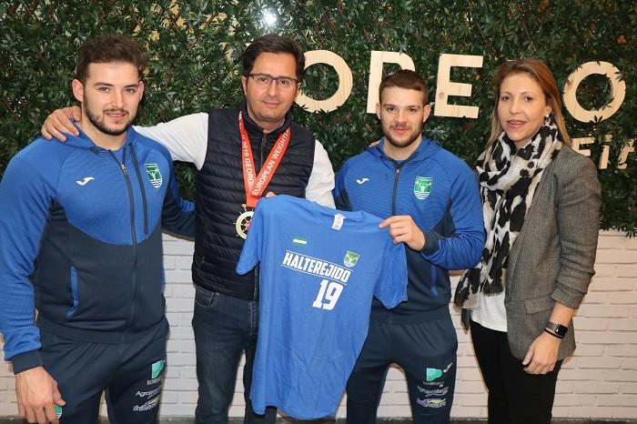 El alcalde de El Ejido recibe al deportista ejidense de Halterofilia David Sánchez