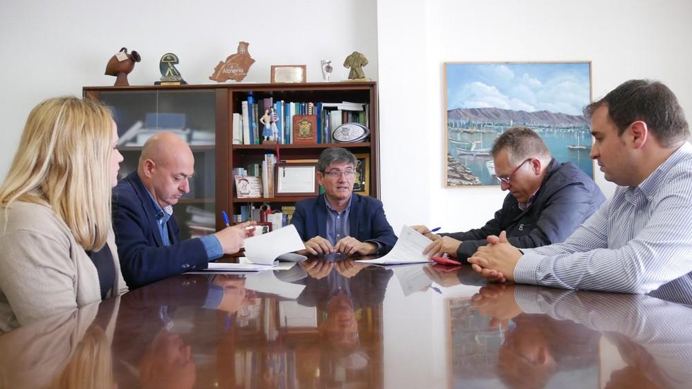 Firmado el contrato para la primera fase de reparación del pavimento del Pabellón Municipal de Deportes