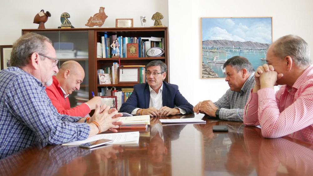 Manuel Cortés firma el proyecto para la mejora de siete calles en Adra, Puente del Río y La Curva