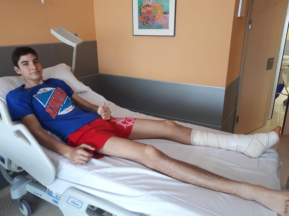 El jugador del Clínica Dess Miguel Villegas se recupera en un hospital de Málaga de la fractura de tibia y peroné sufrida en el partido frente al Betis