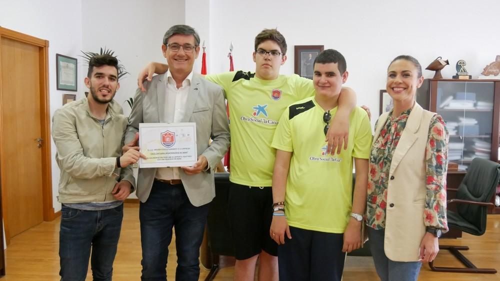 El C.D. Abdera Fenicia reconoce al Ayuntamiento de Adra por su implicación con el deporte adaptado