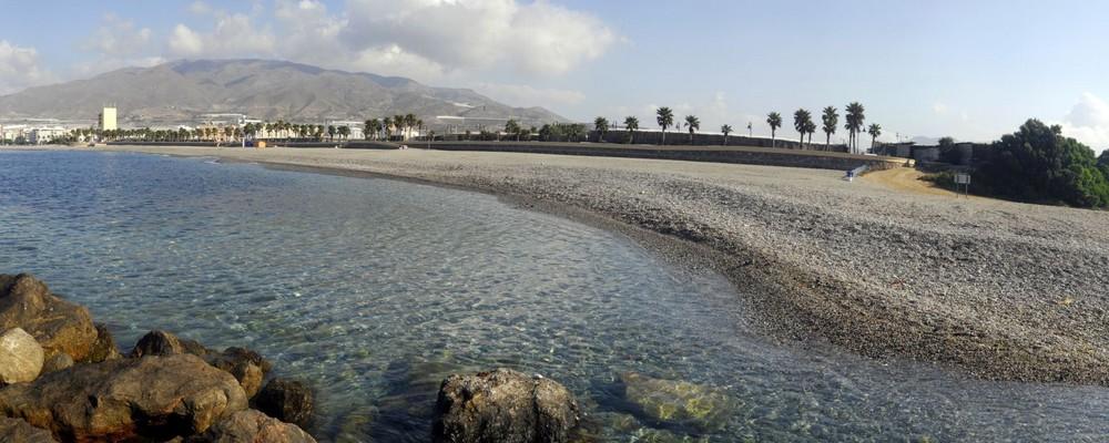 Adra ondeará este verano cuatro Banderas Azules tras añadir un nuevo galardón en la Playa de El Censo