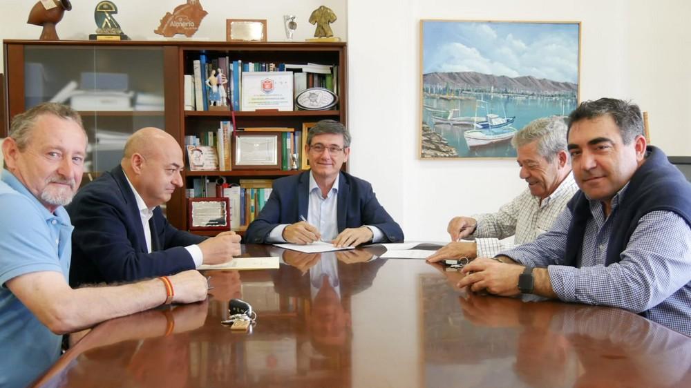 Firmado el contrato de obra de ampliación del Consultorio Médico de La Curva