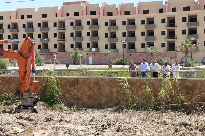 Ayuntamiento y Junta trabajan en la limpieza y acondicionamiento del cauce de la Rambla del Sentir de Balerma