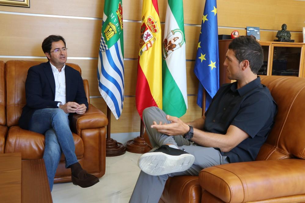 El Ejido renueva su convenio de patrocinio con el deportista Víctor Fernández