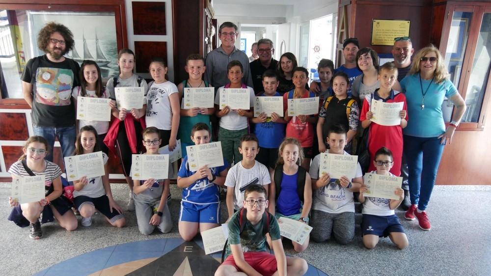 300 escolares disfrutan del Bautismo de Mar en el Club Náutico de Adra