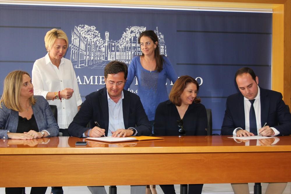 La consejera de Agricultura hace entrega al alcalde de El Ejido de las obras del Parque Forestal Cañada de Ugíjar