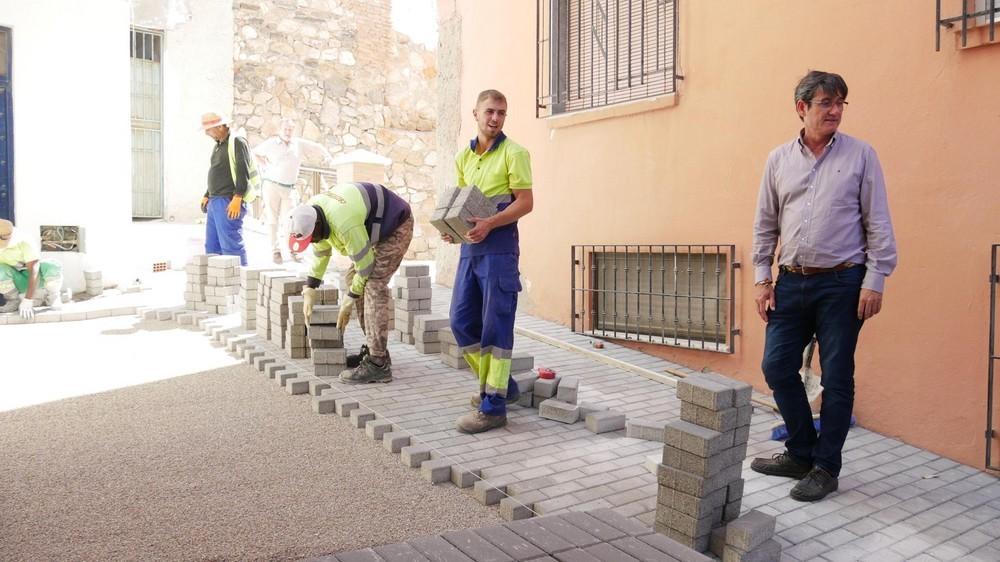 En marcha las obras de adoquinado del callejón Iglesia en Adra