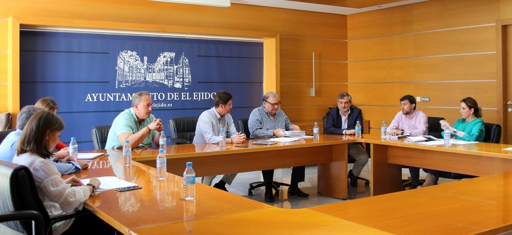 El gobierno local continúa mejorando y abaratando la prestación del servicio de balizamiento de todo el litoral costero de cara a la temporada de verano