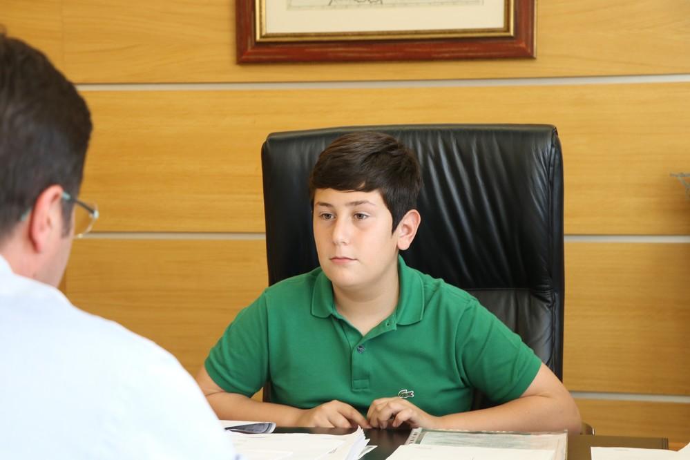 Manuel Pérez se compromete a mejorar el bienestar de los vecinos de Santa María del Águila al ser nombrado ‘alcalde por un día’