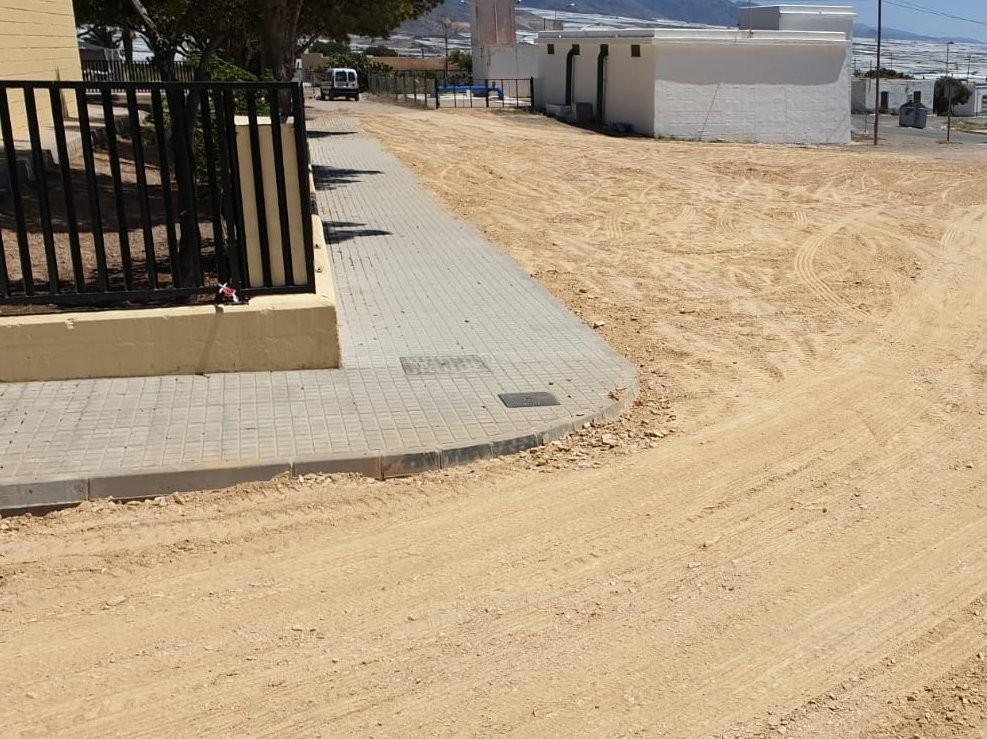 Las obras de acondicionamiento realizadas por el gobierno local en el entorno al CEIP Punta Entinas mejoran de manera importante la imagen y el acceso al centro
