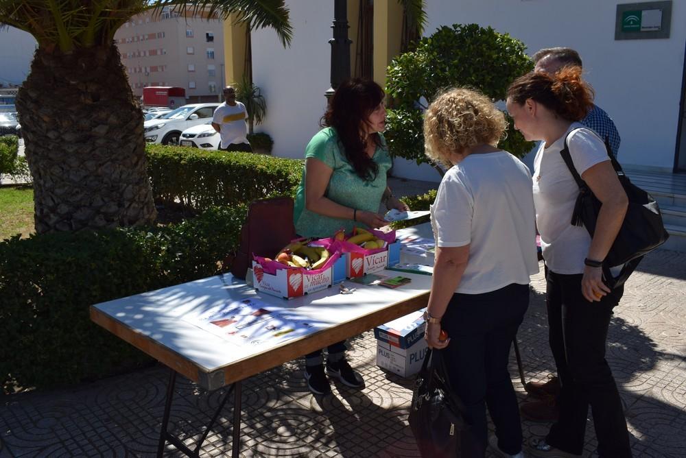 Cambio de fruta por cigarrillos para dejar de fumar en el Día Mundial Sin Tabaco en Vícar