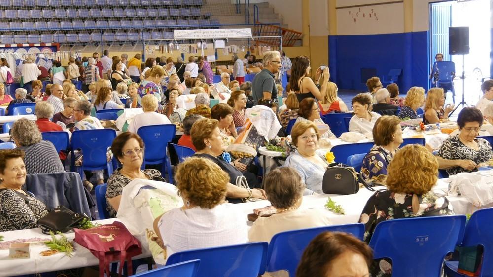 Cientos de personas se concentran en Adra para disfrutar del arte del bolillo