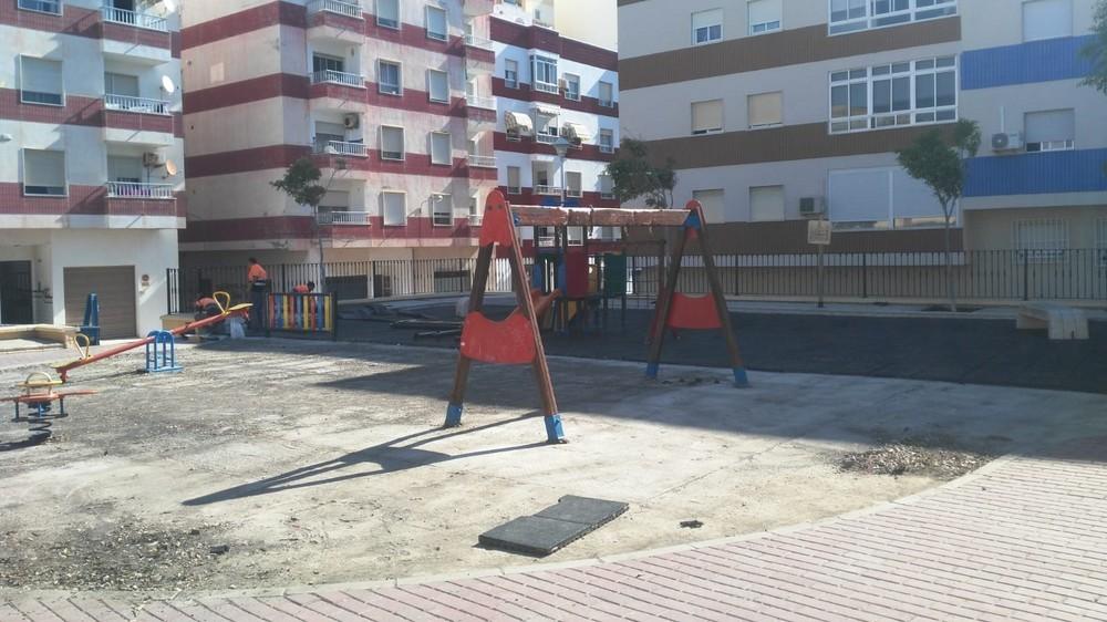 El Ayuntamiento de Adra acomete obras de mejora en el parque infantil de Plaza Ibiza