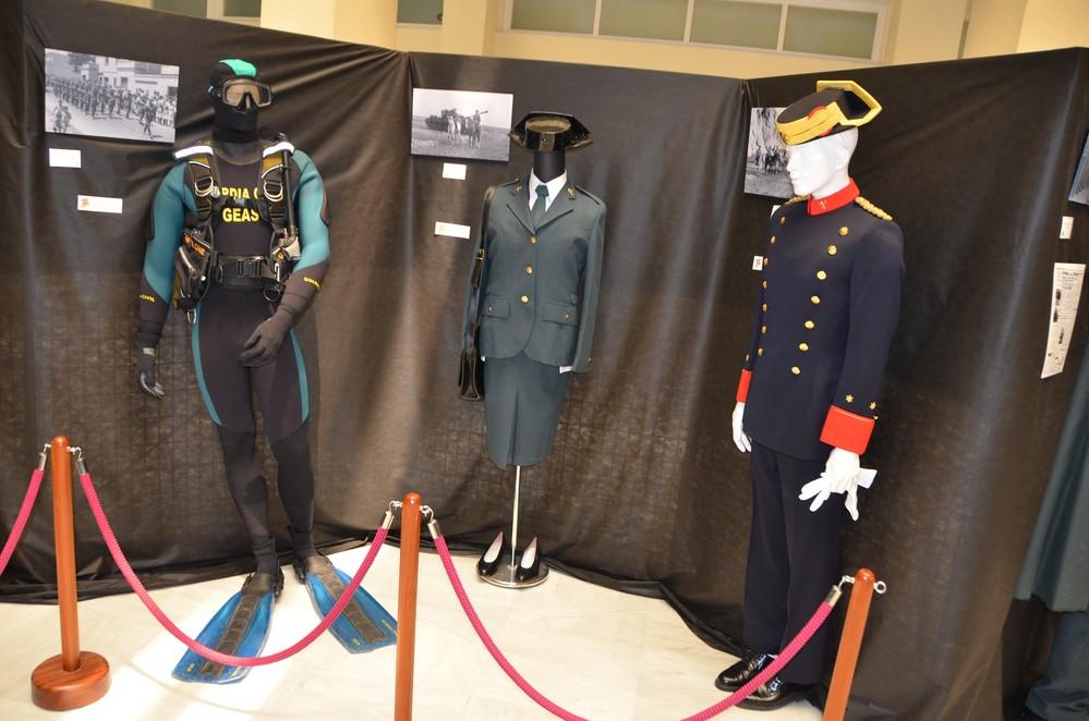 El Patio de Luces del Ayuntamiento acoge una exposición con los uniformes que dan testimonio de los 175 años de servicio de la Guardia Civil