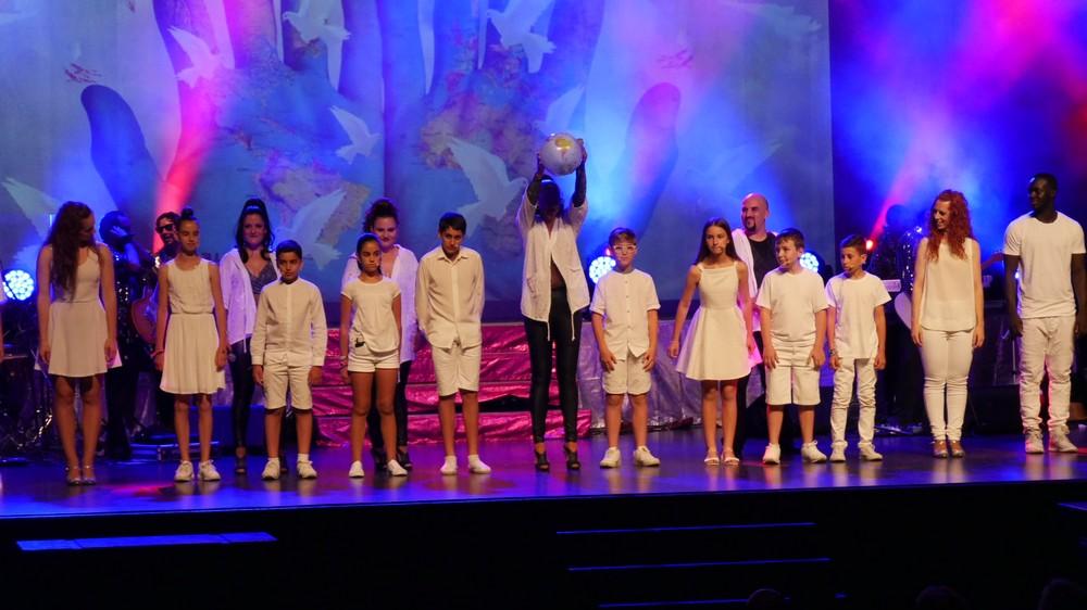 Cientos de personas se mueven al ritmo de Boney M en el Centro Cultural de Adra